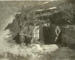 Ligne Maginot - TETE DE CHIEN - FORT MASSENA (6° BIE - 157° RAP) - (Position d'artillerie préparée) - Photo prise en 1944 par les soldats américains.
Sgt McCullough and Maxwell (Medic)