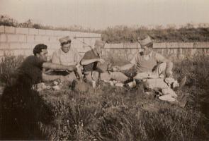 Ligne Maginot - Batterie de campagne du MONT AGEL (157e RAP) - Artilleurs de l'une des batteries du 157° RAP, vraisemblablement la 1ére. Photo prise au Mont Agel