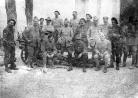 Ligne Maginot - CABANES VIEILLES - (Casernement) - On peut découvrir sur cette photo prise à Cabanes Vieilles des soldats italiens et français ensemble.
Beaucoup de part et d'autre de la frontière étaient amis ou de la même famille...