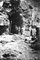 Ligne Maginot - CASTILLON (CN) - EO8 - (Ouvrage d'artillerie) - Cette photo, bien que de fort mauvaise qualité, donne une idée assez précise des dégâts occasionnés à l'ouvrage par les pilonnages faits par les américains depuis Segra