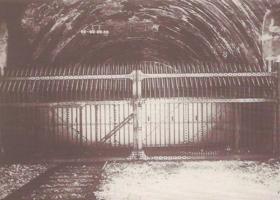 Ligne Maginot - BERGHE SUD (TUNNEL DE) - (Blockhaus pour arme infanterie) - La grille et la porte barrant l\'accès du tunnel de Bergues, identique à celles équipant le tunnel de Braus

