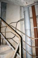 Ligne Maginot - GRANGES COMMUNES - (Ouvrage d'infanterie) - Bloc 2
Le puits d'accès au bloc
On y voit la remontée de la gaine d'air vicié et du tuyau des gaz d'échappement des moteurs de l'usine électrique