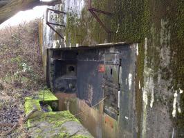 Ligne Maginot - BOIS DE HOFFEN EST - O3 - (Casemate d'infanterie - Simple) - L\'entrée de la casemate et le créneau de défense rapprochée