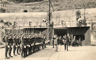 Ligne Maginot - HACKENBERG - A19 (Ouvrage d'artillerie) - Carte postale avant guerre
Visite de l'ouvrage du Hackenberg par le Gal COLSON accompagné d'une délégation étrangère. 
Cette photo a été prise avant que la façade ne soit recouverte de ses peintures de camouflage.