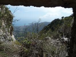 Ligne Maginot - Blockhaus du SUILLET Ouest - L'observateur pouvait voir : au fond à droite, une partie de Roquebrune avec le Cap-Martin et sur la gauche une partie de Menton
