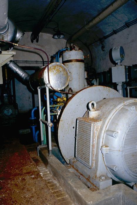 Ligne Maginot - ROQUEBRUNE - CORNILLAT - (Ouvrage d'artillerie) - L'usine électrique 
Moteur diesel Alsthom de 89 CV et alternateur Alsthom
