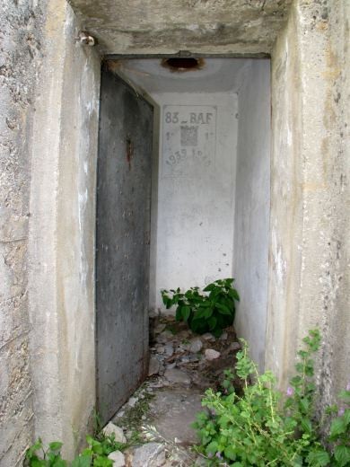 Ligne Maginot - CHATELET SUD-OUEST - (Abri) - L\'entrée droite de l\'abri avec un graffiti mural - AALMA - www.lignemaginot.com