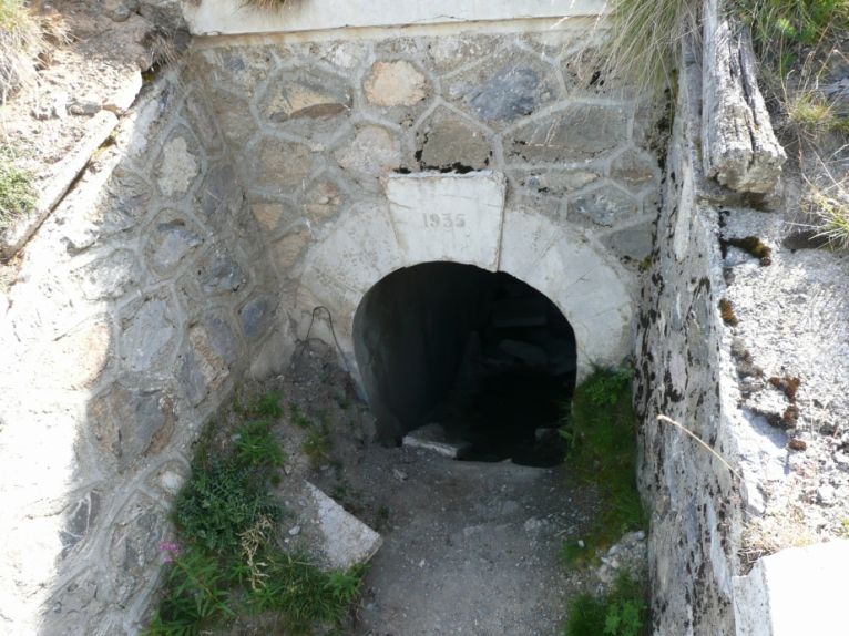 Ligne Maginot - PLATE LOMBARDE - (Ouvrage d'infanterie) - L'issue de secours
Détail du fronton - ARMAND Patrick