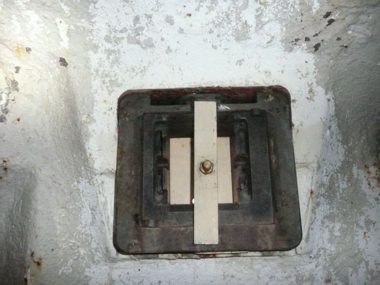 Ligne Maginot - PLATE LOMBARDE - (Ouvrage d'infanterie) - Bloc 2
Cloche Pamart
L'un des créneaux modifiés pour Fusil Mitrailleur