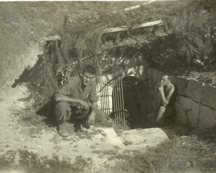 Ligne Maginot - TETE DE CHIEN - FORT MASSENA (6° BIE - 157° RAP) - (Position d'artillerie préparée) - Photo prise en 1944 par les soldats américains.
Sgt McCullough and Maxwell (Medic)