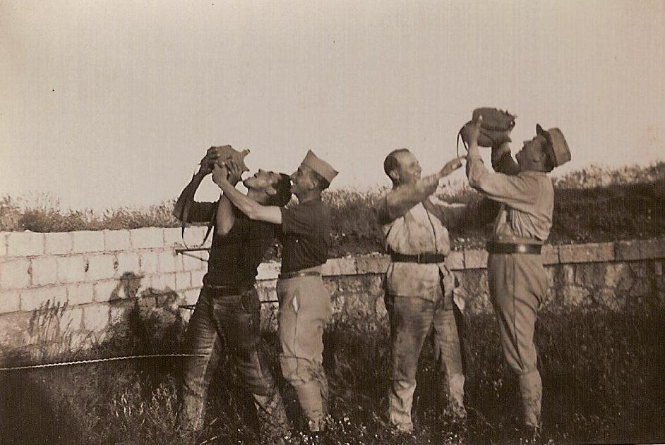 Ligne Maginot - Batterie de campagne du MONT AGEL (157e RAP) - Artilleurs de l'une des batteries du 157° RAP, vraisemblablement la 1ére. Photo prise au Mont Agel