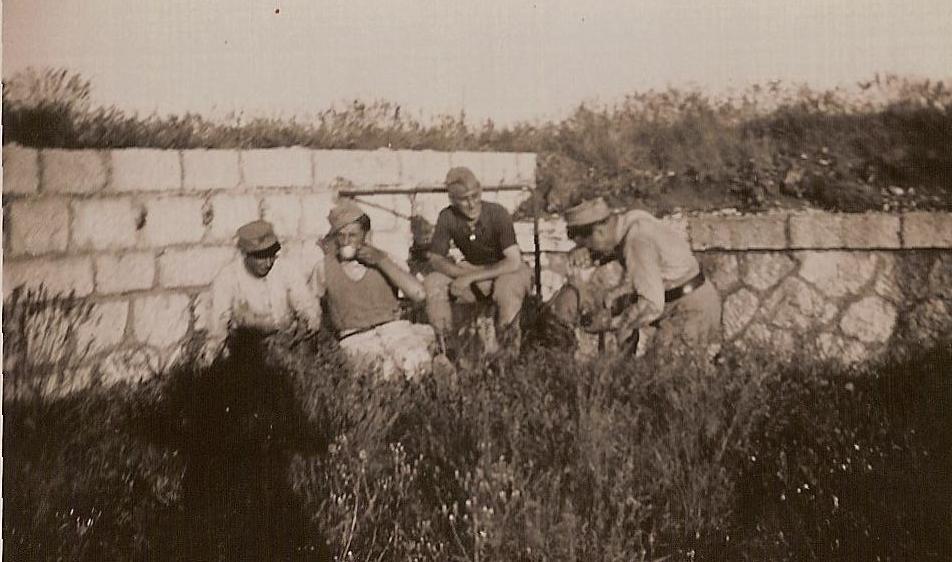 Ligne Maginot - Batterie de campagne du MONT AGEL (157e RAP) - Artilleurs de l'une des batteries du 157° RAP, vraisemblablement la 1ére. Photo prise au Mont Agel