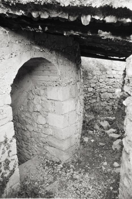 Ligne Maginot - CASTES RUINES 1 - (Observatoire d'infanterie) - La tranchée sud avec l’entrée du passage sous-terrain vers la tranchée nord
L'entrée sud - LOVINY Alain