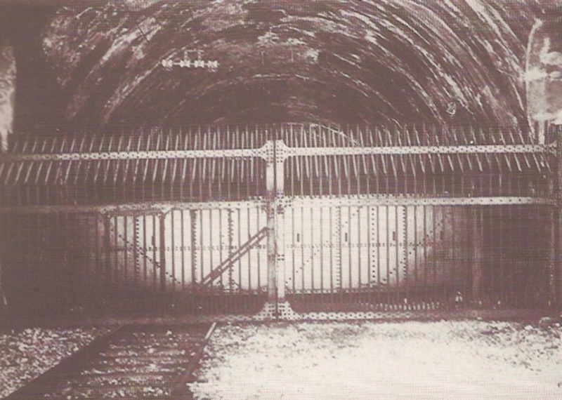 Ligne Maginot - BERGHE SUD (TUNNEL DE) - (Blockhaus pour arme infanterie) - La grille et la porte barrant l\'accès du tunnel de Bergues, identique à celles équipant le tunnel de Braus
