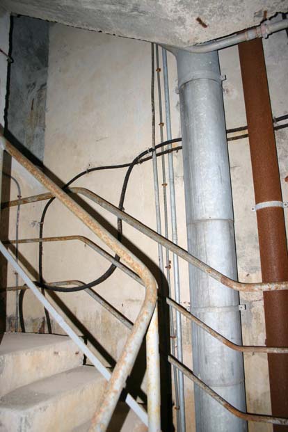 Ligne Maginot - GRANGES COMMUNES - (Ouvrage d'infanterie) - Bloc 2
Le puits d'accès au bloc
On y voit la remontée de la gaine d'air vicié et du tuyau des gaz d'échappement des moteurs de l'usine électrique