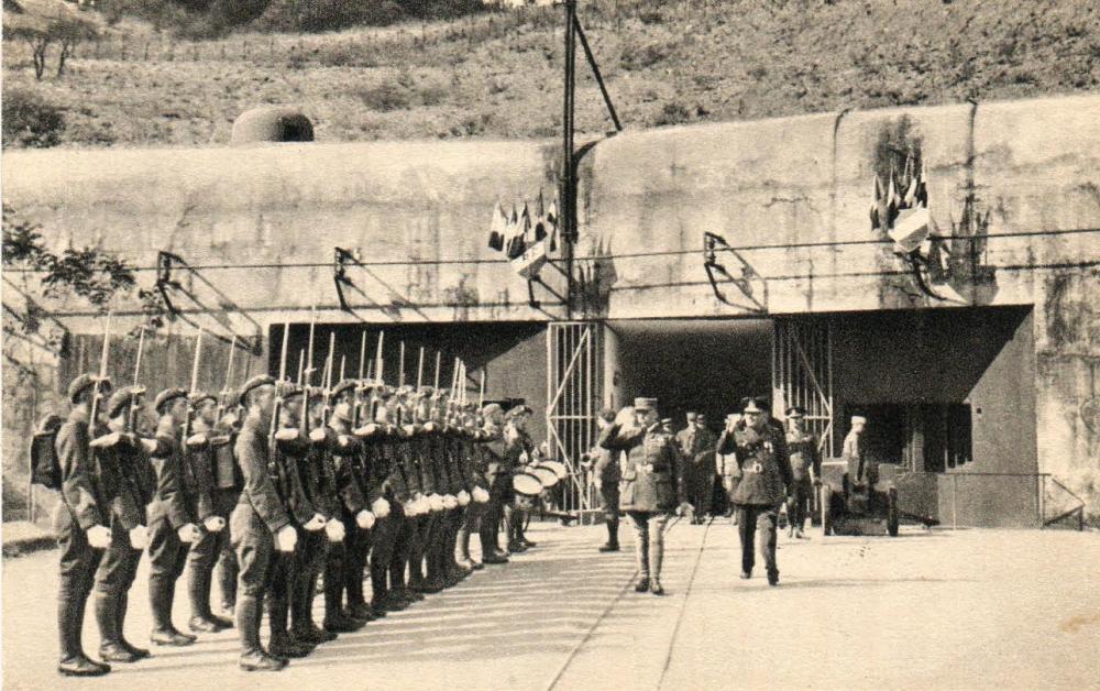 Ligne Maginot - HACKENBERG - A19 (Ouvrage d'artillerie) - Carte postale avant guerre
Visite de l'ouvrage du Hackenberg par le Gal COLSON accompagné d'une délégation étrangère. 
Cette photo a été prise avant que la façade ne soit recouverte de ses peintures de camouflage. - LANG Georges, Paris