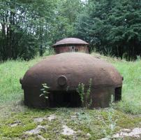 Ligne Maginot - SCHIESSECK - (Ouvrage d'artillerie) - Le bloc 6
Tourelle de mitrailleuse et cloche GFM au premier plan