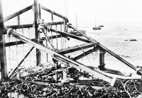Ligne Maginot - Element Cointet - Un élement Cointet version belge réutilisé par  les allemands sur les plages.
Noter la présence de  charges  explosives sur les profils laissant supposer une destruction imminente de l'obstacle.