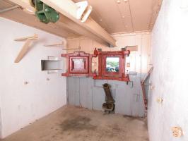 Ligne Maginot - BOIS DU FOUR - A5 - (Ouvrage d'infanterie) - Chambre de tir centrale
Trémies pour jumelage de mitrailleuse
Le bi-rail support est visible en partie haute