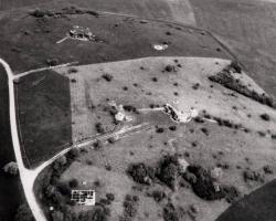 Ligne Maginot - HAUT POIRIER - (Ouvrage d'infanterie) - Vue aérienne donnant un aperçu complet de l'ouvrage et des ses abords.
On y distingue clairement les blocs, le casernement extérieur, les réseaux bas et le chemin donnant accès au bloc d'entrée bordé de ses fossés bétonnés si particuliers de part et d'autre.
