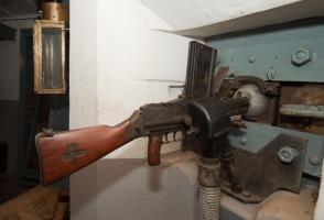 Ligne Maginot - FM 24/29 sur rotule RB - FM 24/29 avec sa rotule RB en place dans un créneau type A.
Le collecteur a étuis et le tube d'évacuation des douilles sont montés sur le coté droit de l'arme