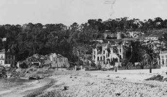 Ligne Maginot - CAP MARTIN - (Ouvrage d'artillerie) - Bloc 2 en juin 1940
On peut voir les dégâts importants causés aux bâtiments civils par les tirs italiens