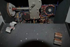 Ligne Maginot - Poste émetteur récepteur ER 40 - Vue de l'intérieur du poste avec les clips pour le rangement de l'antenne