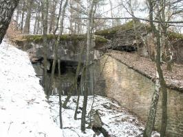 Ligne Maginot - HOCHWALD C6 ( Casemate d'infanterie ) - Vue sur la chambre de tir basse couvrant le fossé et sur la chambre de tir haute couvrant le glacis