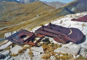 Ligne Maginot - COL DE RESTEFOND (RD) - (Ouvrage d'infanterie) - Cuirassements pour la construction du GO Restefond au col
En bas la route actuelle de Bonette-Restefond