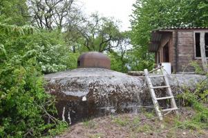 Ligne Maginot - LANGHEP NORD - (Casemate d'infanterie - Simple) - La casemate du Langhep nord a été partiellement ensevelie, les créneaux de tir et le fossé diamant remblayé.