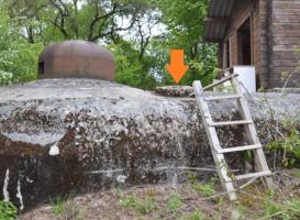 Ligne Maginot - LANGHEP NORD - (Casemate d'infanterie - Simple) - Sur la dalle de toiture des réservations ont été réalisées au nombre de 3 ou 4? munies d'une margelle en béton pour éviter la pénétration de l'eau. Surement  pour positionner des poteaux en bois (comme sur la photo) afin de placer un filet de camouflage pour masquer l'ouvrage.   