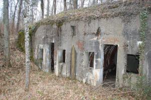 Ligne Maginot - La LOUVIERE (II/149° RIF) ( PC de Quartier ) - Situé en bordure de la route qui va de Longuyon vers Pierrepont en Meurthe et Moselle cet ouvrage est en ruine et la nature reprend ses droits...