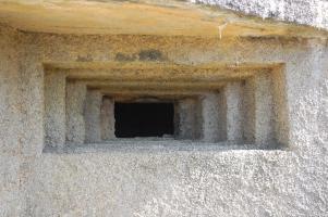 Ligne Maginot - MB121 - (Blockhaus pour canon) - Blockhaus en plein champ, forêt à proximité. La façade et les crenaux de tir