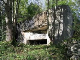 Ligne Maginot - B32 - OYE-ET-PALLET - (Blockhaus pour arme infanterie) - Embrasure pour le canon de 47mm, le créneau pour mitrailleuse est caché à gauche.