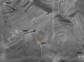 Ligne Maginot - MB53 - (Blockhaus lourd type STG / STG-FCR - Simple) - A cette date de Mars 1940, on constate que les casemates Mb52 et Mb53 viennent d'être coulées (les baraques de chantier y sont encore), que la coulée de Mb51 se prépare (rampe de la centrale à béton en place) et que Mb50 n'en est qu'au niveau des fouilles.
