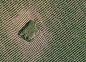 Ligne Maginot - B239bis - La FERME BLANCHE (Blockhaus pour canon) - Sur cette image satellite, on voit fort bien la dalle de radier et le gros oeuvre des fosses à douille côté gauche.