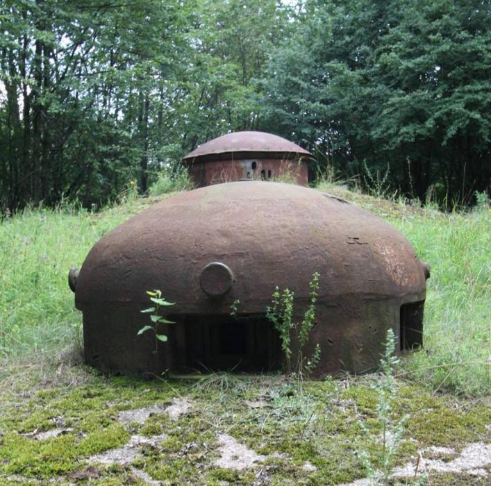 Ligne Maginot - SCHIESSECK - (Ouvrage d'artillerie) - Le bloc 6
Tourelle de mitrailleuse et cloche GFM au premier plan
