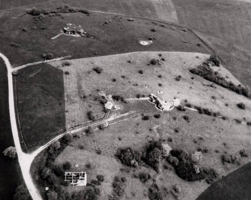 Ligne Maginot - HAUT POIRIER - (Ouvrage d'infanterie) - Vue aérienne donnant un aperçu complet de l'ouvrage et des ses abords.
On y distingue clairement les blocs, le casernement extérieur, les réseaux bas et le chemin donnant accès au bloc d'entrée bordé de ses fossés bétonnés si particuliers de part et d'autre.