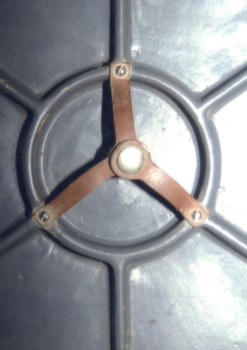 Ligne Maginot - Boitier répartiteur téléphonique - Détail du logement pour la cartouche dessiccante coté intérieur de la porte des boitiers répartiteurs TM 32