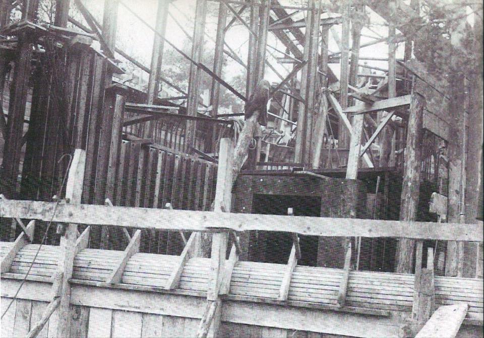 Ligne Maginot - CAP MARTIN - (Ouvrage d'artillerie) - La construction de l'ouvrage
Préparation à la coulée du bloc artillerie, noter le cuirassement en place