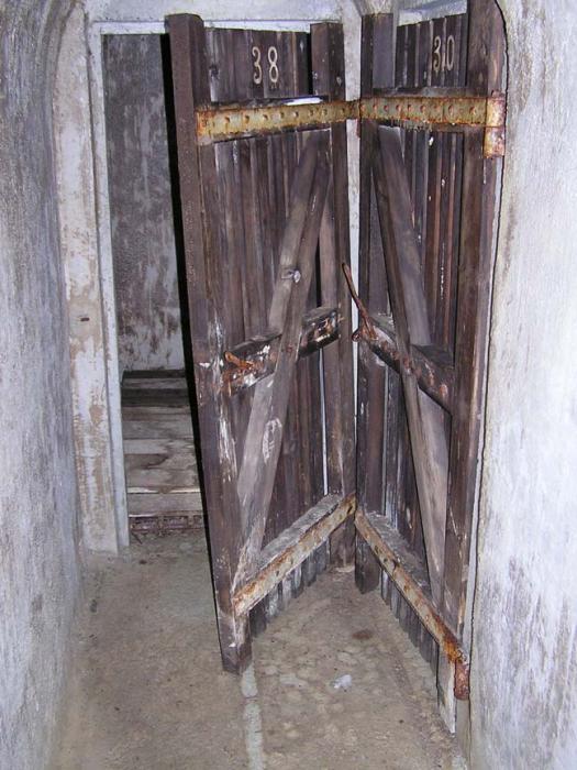 Ligne Maginot - LA ROUE - (Ouvrage d'infanterie) - Les portes donnant sur les magasins  à munitions
le magasin à grenades et, à droite, le magasin aux artifices éclairants.