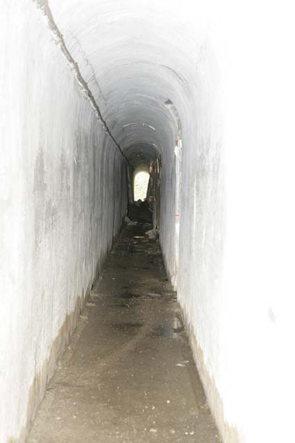 Ligne Maginot - VALLEE ETROITE - (Ouvrage d'infanterie) - Le bloc d'entrée
La  galerie d'accès vue depuis la porte blindée