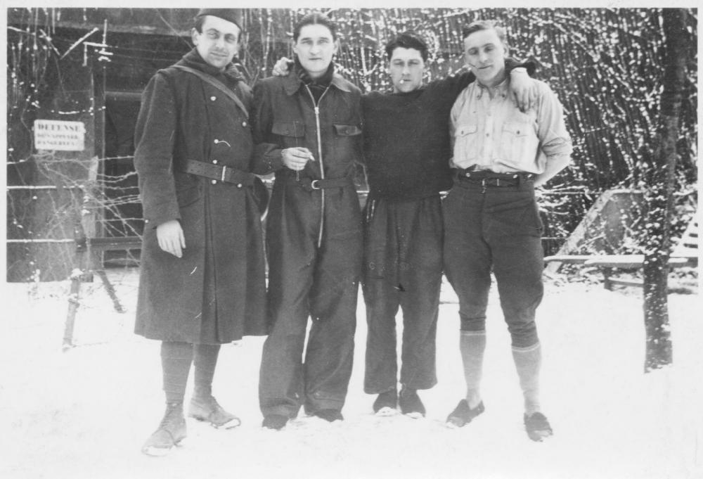 Ligne Maginot - KREKELBUSCH - X15 - (Abri) - Une partie de l'équipage devant l'abri en janvier 1940 - Inconnu - Collection D GANDON