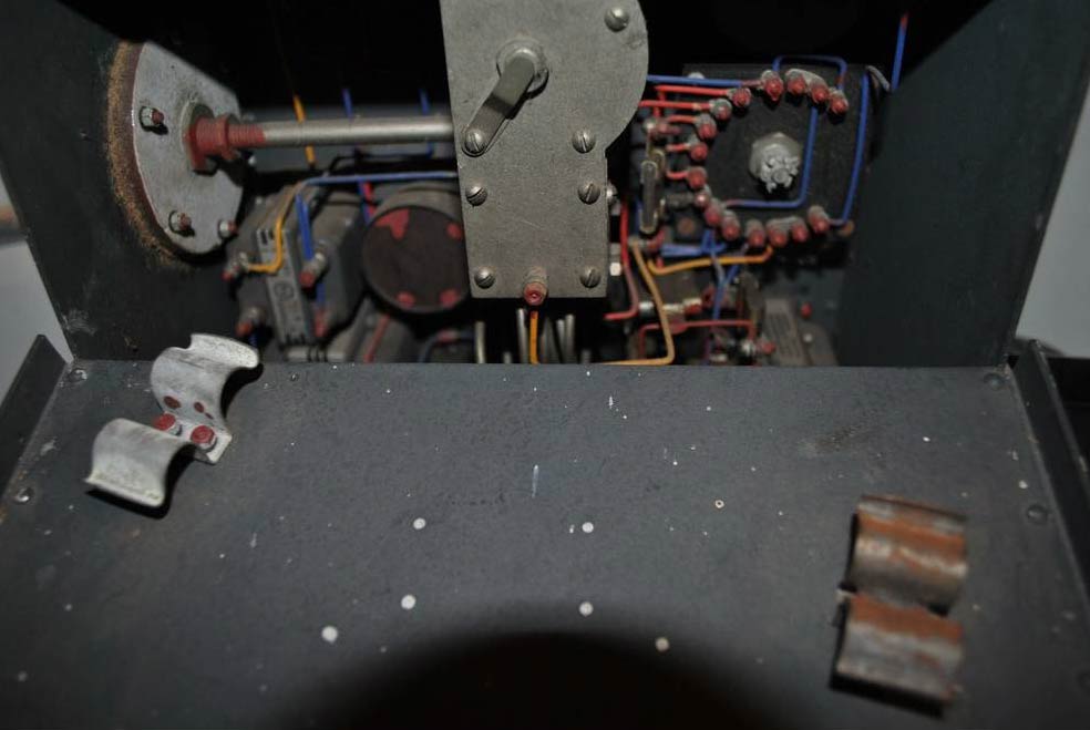 Ligne Maginot - Poste émetteur récepteur ER 40 - Vue de l'intérieur du poste avec les clips pour le rangement de l'antenne