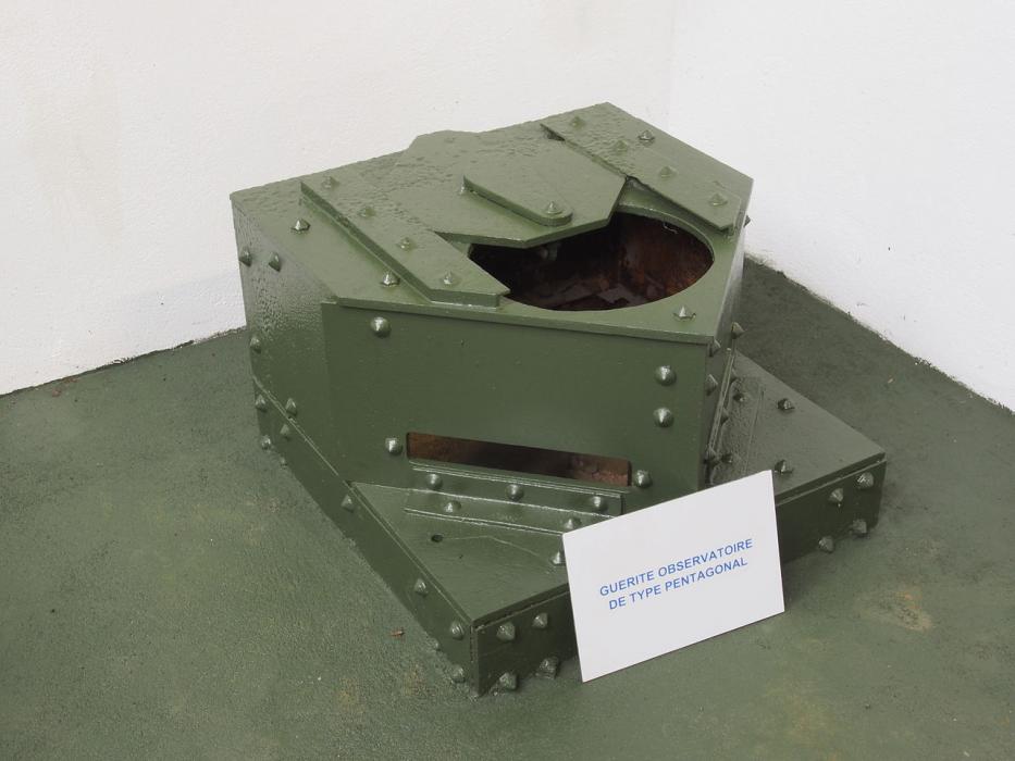 Ligne Maginot - Guérite pentagonale - Guérite exposée au musée de Fermont
Sur cette photo, la partie enchâssée dans le béton est visible