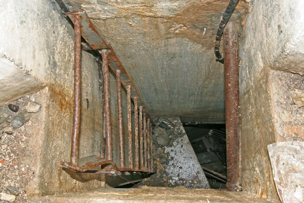 Ligne Maginot - PLATE LOMBARDE - (Ouvrage d'infanterie) - Bloc 2
Accès à la cloche Pamart du haut en bas