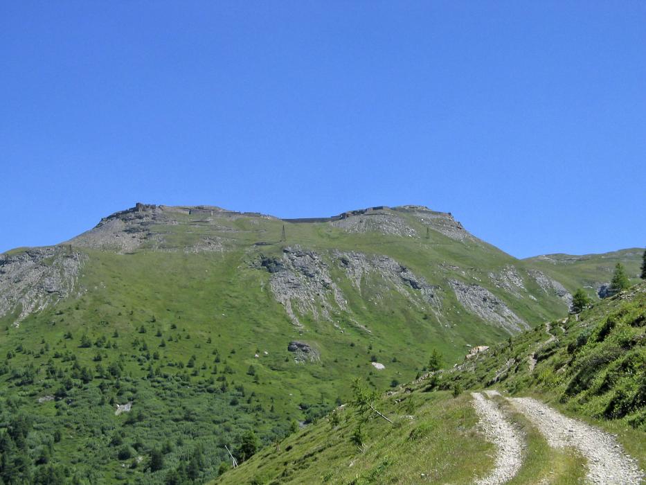 Ligne Maginot - TURRA - (Casemate d'artillerie) - sur la route militaire, le fort en haut, les pylones du téléphérique