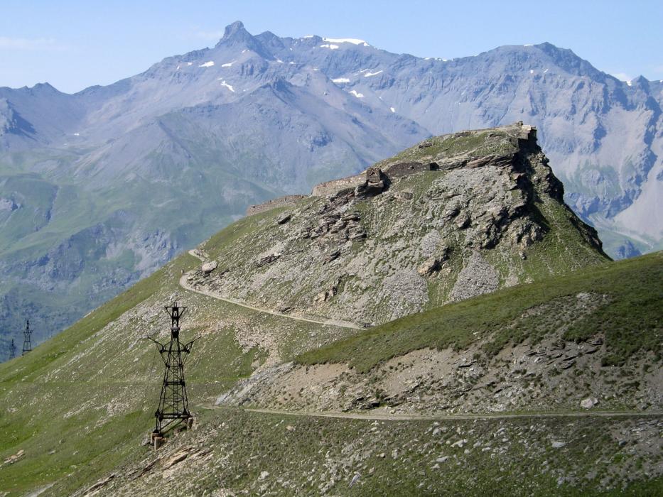 Ligne Maginot - TURRA - (Casemate d'artillerie) - Sur la route militaire, le fort en haut, les pylones du téléphérique.
Tout en haut à droite  l'observatoire.
Vue depuis le Poste (baraquements d'hiver)