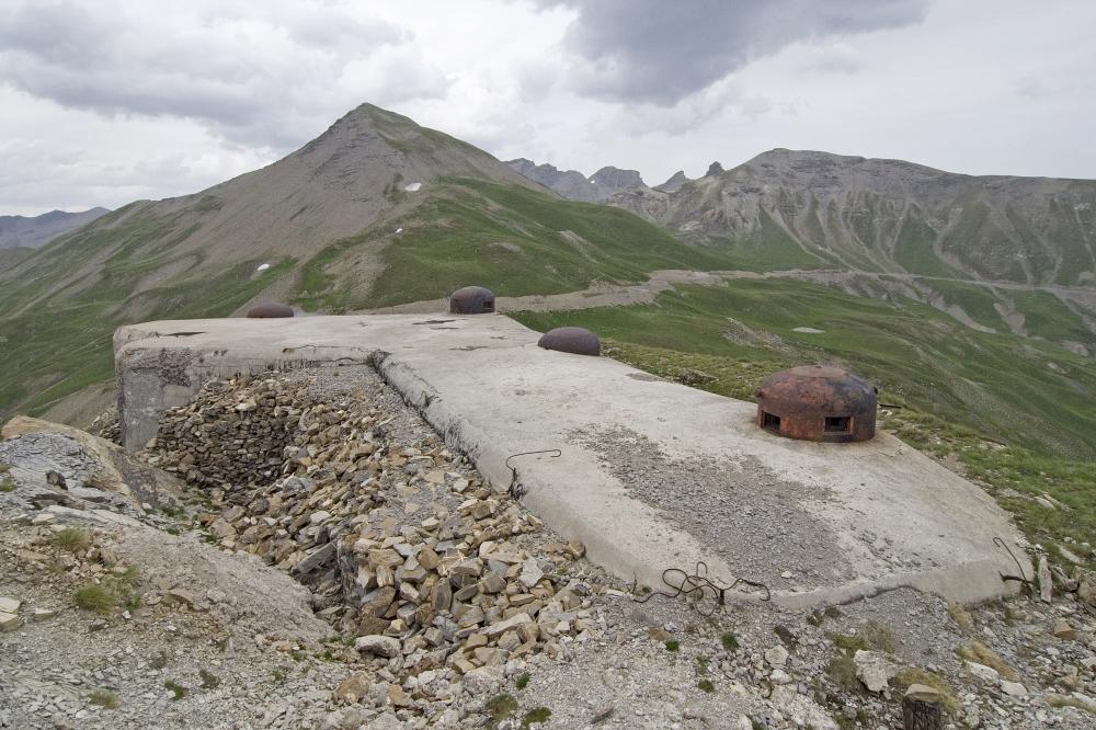 Ligne Maginot - GRANGES COMMUNES - (Ouvrage d'infanterie) - Grand angle sur le bloc 2
La grille de sortie de l'air vicié et des gaz d'échappement et visible sur la gauche de la dalle de l'ouvrage