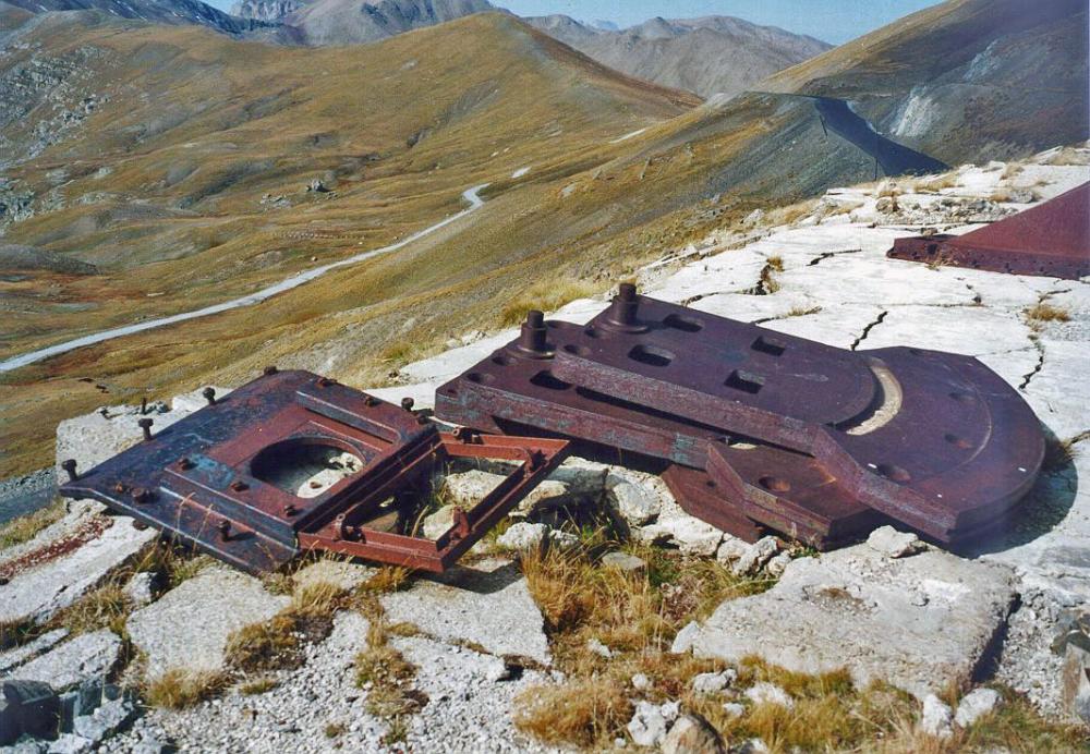 Ligne Maginot - COL DE RESTEFOND (RD) - (Ouvrage d'infanterie) - Cuirassements pour la construction du GO Restefond au col
En bas la route actuelle de Bonette-Restefond